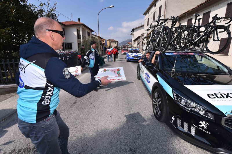 Tirreno-Adriatico - stage 4 - Cycling: 50th Tirreno - Adriatico 2015 / Stage 4 
CIRULIS	Aldis Soigneur Verzorger Kine / Pizza Ravitaillement Bevoorrading / Team Etixx Quick-Step (Bel)/ 
Indicatore (Arezzo) - Castelraimondo (226Km)/ 
Stage Rit /(c) Tim De Waele
