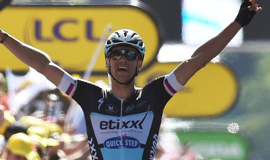 Tour de France: Stybar snelt naar winst, Martin hard ten val