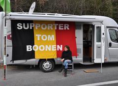 wij zijn steeds herkenbaar tijdens de koers, zelfs Tom ziet ons van ver al staan