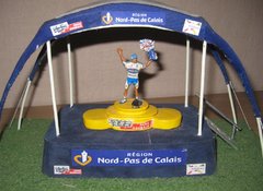 Tom Boonen in miniatuur na zijn 3é overwinning in Paris-Roubaix 2009