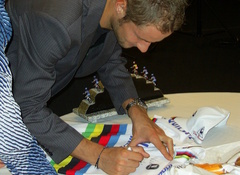 Tom signeert mijn trui en pet