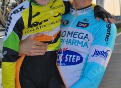na méér dan een uur wachten kwam de winnaar van Dwars dr Vlaanderen eindelijk af! En zie ze beide stralen: Jari en Niki :)