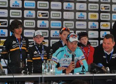 Jari was bij de 'lucky ones': mocht na de RVV naar de persconferentie bij zijn held: Tom Boonen