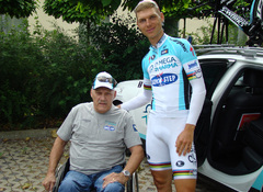 Ik ben Lou en volg de koersen al mee van 2005 ondanks mij handicap vele renners verzorgers , mecaniekers kennen mij wel , wens het ganse Team veel succes 