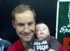  janvier 2011, Tom avait a peine 3 mois. Et depuis, de nombreuses photos avec tonton Tom :D