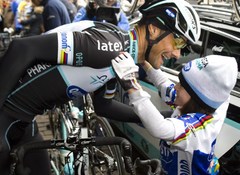 Merel heeft knuffel aan Tom Boonen