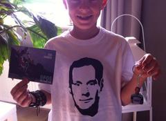 Fier met mijn nieuwe T-shirt en sleutelhanger van mijn grote held , Tornado Tom 