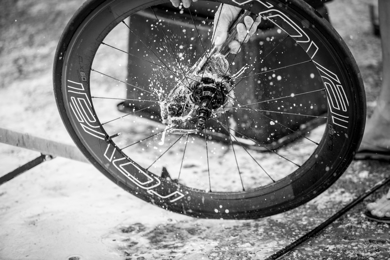 Mechanics @ La Vuelta - Stage 6: Cordoba - Sierra de Cazorla 200.3 km Photo: Jim Fryer / BrakeThrough Media