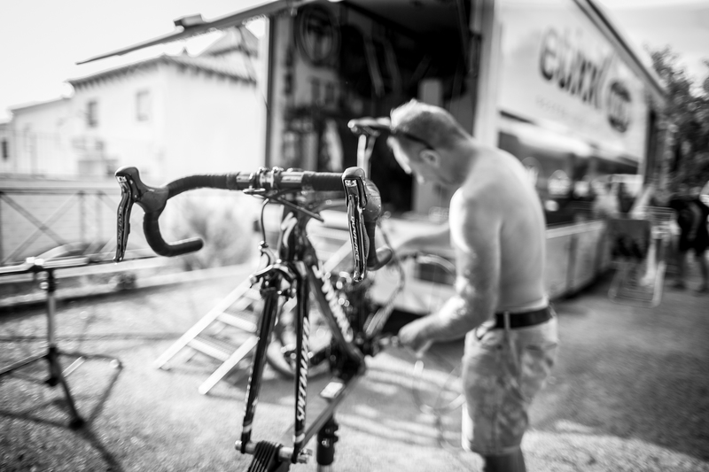 Mechanics @ La Vuelta - Stage 6: Cordoba - Sierra de Cazorla 200.3 km Photo: Jim Fryer / BrakeThrough Media