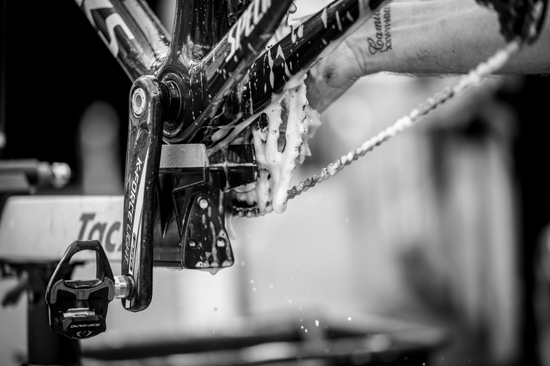 Mechanics @ La Vuelta - Stage 6: Cordoba - Sierra de Cazorla 200.3 km Photo: Jim Fryer / BrakeThrough Media