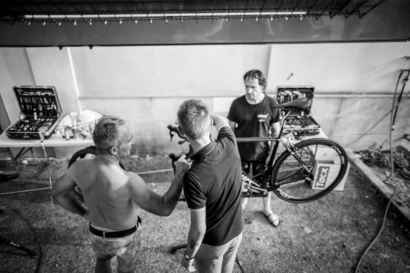 Mechanics @ La Vuelta - Stage 6: Cordoba - Sierra de Cazorla 200.3 km Photo: Jim Fryer / BrakeThrough Media