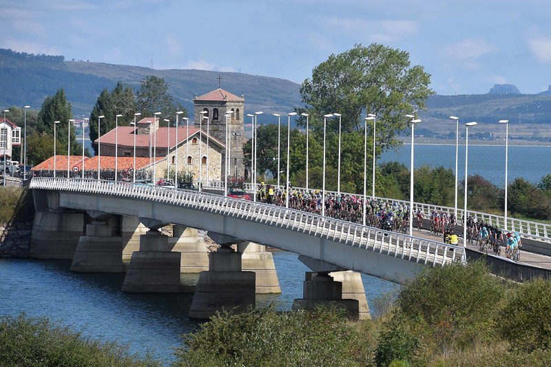 Vuelta a España - stage 14 - Cycling: 70th Tour of Spain 2015 / Stage 14
Illustration Illustratie/ Peloton Peleton/ Landscape Paysage/ Mountains Montagnes Bergen/ Lake Lag/
Vitoria-Alto Campoo. Fuente del Chivo 1980m (215Km)/
Rit Etape / Vuelta Tour d'Espagne Ronde van Spanje /(c)Tim