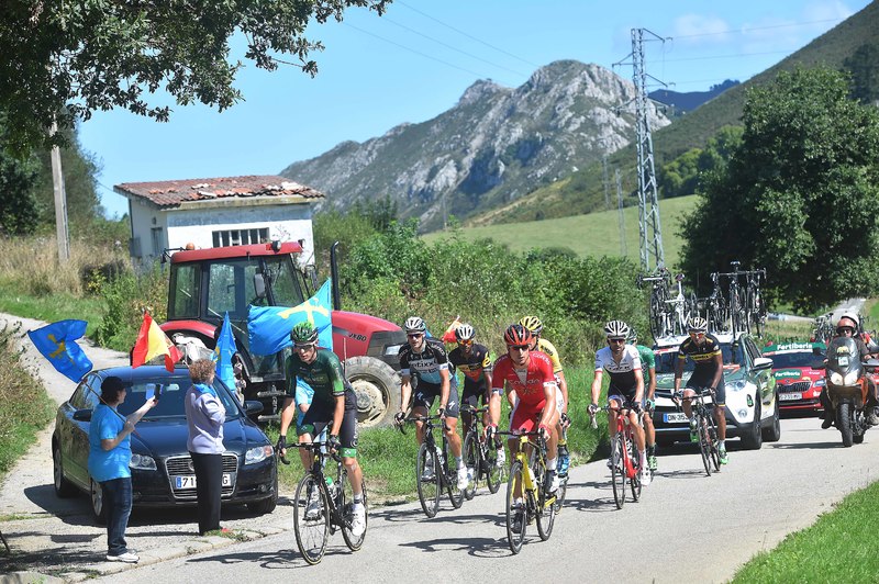 Vuelta a España - stage 15 - Cycling: 70th Tour of Spain 2015 / Stage 15
Illustration Illustratie/ Landscape Paysage/ Mountains Montagnes Bergen/ Tractor Tracteur/ ROLLAND Pierre (FRA)/ ROLLIN Dominique (CAN)/ MAES Nikolas (BEL)/ TJALLINGII Maarten (NED)/ ZUBELDIA Haimar (ESP)/ KIRYI