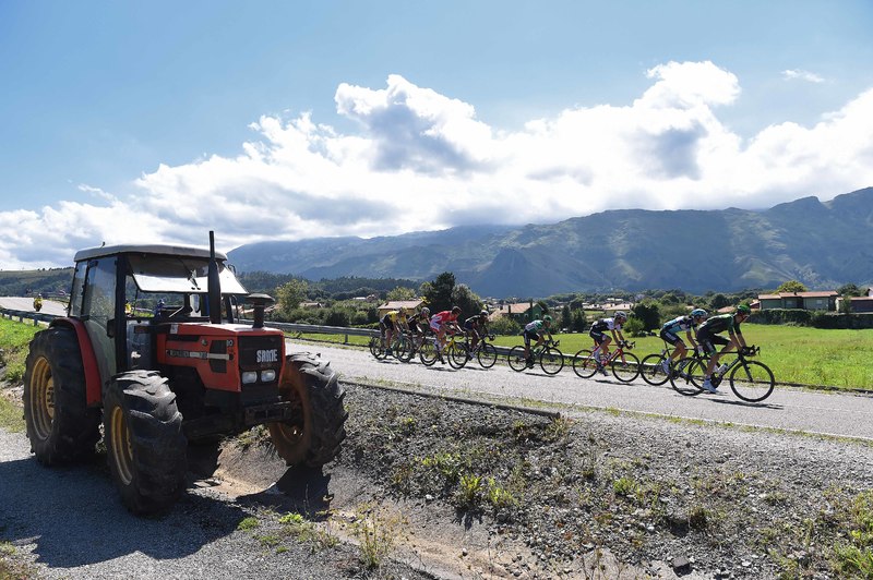 Vuelta a España - stage 15 - Cycling: 70th Tour of Spain 2015 / Stage 15
Illustration Illustratie/ Peloton Peleton/ Landscape Paysage/ Mountains Montagnes Bergen/ Tractor Tracteur/
Comillas - Sostres. Cabrales 1.230m (175.8Km)/
Rit Etape / Vuelta Tour d'Espagne Ronde van Spanje /(c)T