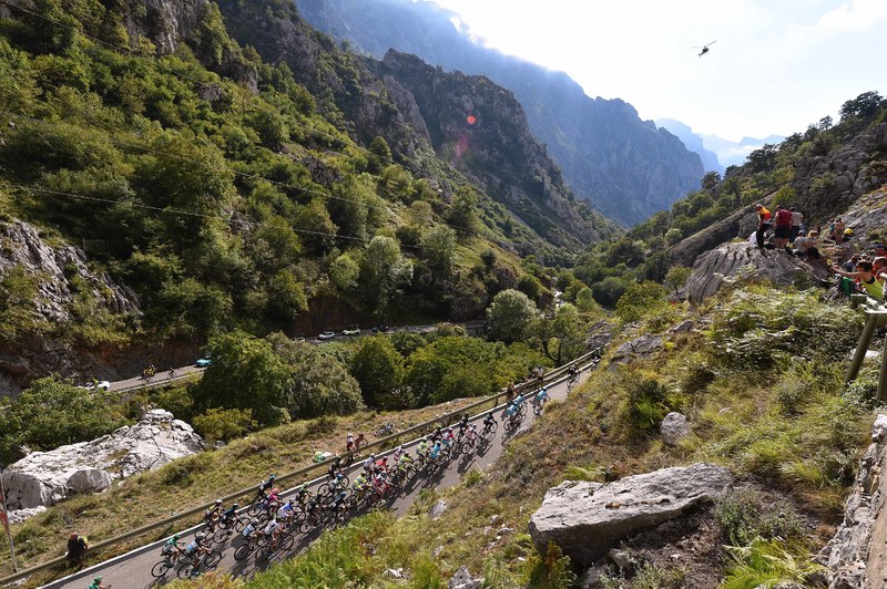 Vuelta a España - stage 15 - Cycling: 70th Tour of Spain 2015 / Stage 15 
Illustration Illustratie / Alto de Sotres 1230m / Peleton Peloton / Mountains Montagnes Bergen / Landscape Paysage Landschap / 
Comillas - Sotres Cabrales 1230m (175,8Km)/ 
Rit Etape / Vuelta Tour d'Espagne Ron