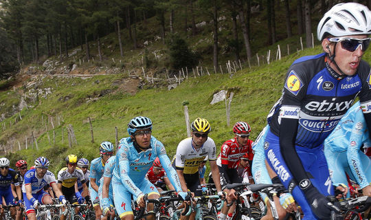 Brutal climb shakes up the GC in Pais Vasco